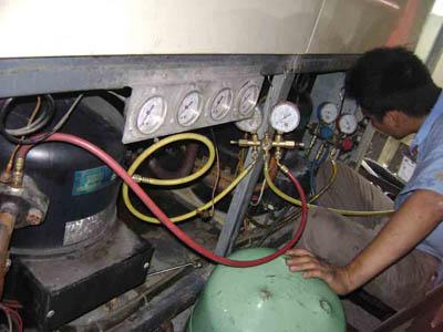 广州中央空调维修保养公司 专业空调清洗 拆装 加氟服务公司图片
