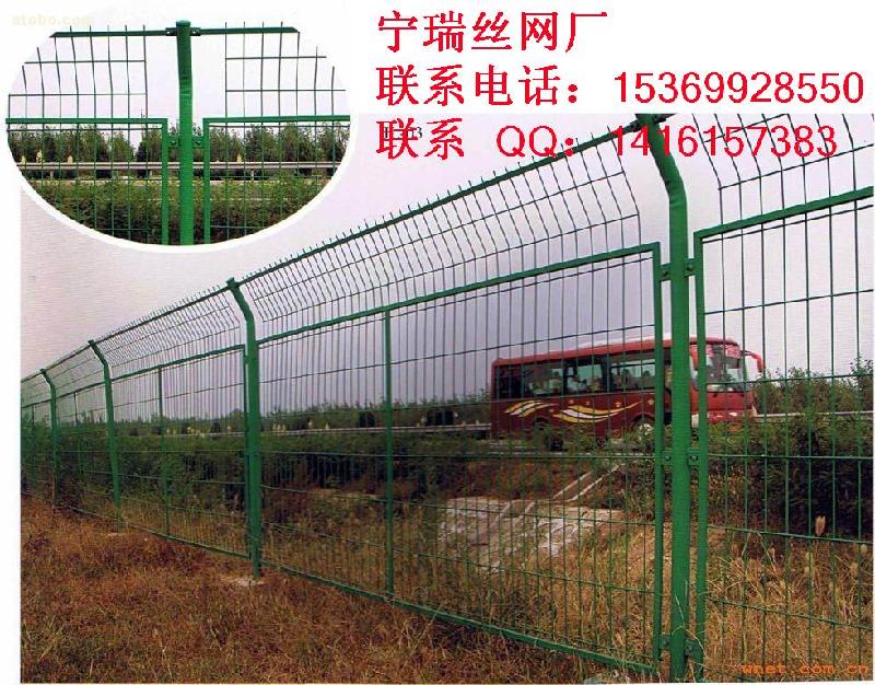 供应高速护栏网/高速公路护栏网/框架型护栏网1.8m3m护栏