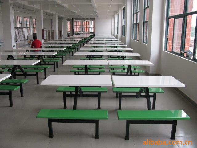 供应中国广东最好的玻璃钢餐桌椅批发 厂家哪里找到？找一呼百应食堂餐桌椅厂，厂家批发，价格优惠。款式新颖