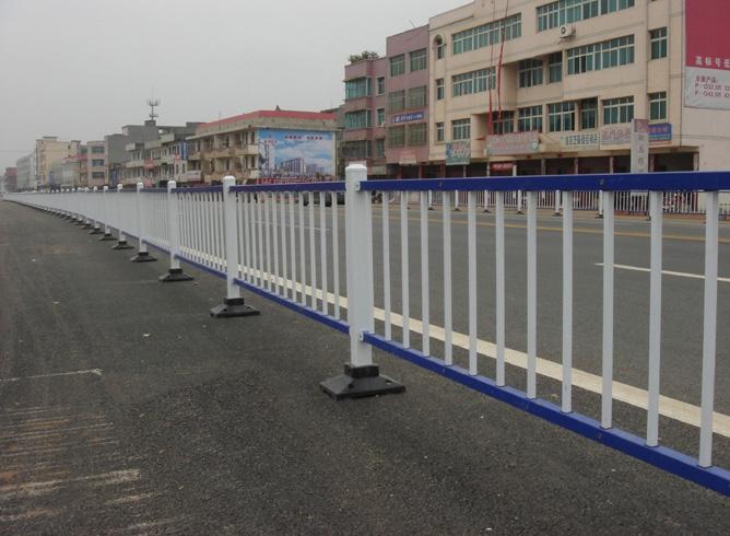 贵州厂家直销道路中心隔离护栏/非机动车道隔离网