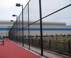 供应勾花网护栏-体育场用网、勾花体育场围栏的安装图片