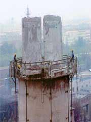 供应210米烟囱人工拆除13905103082,凉水塔内外壁防腐