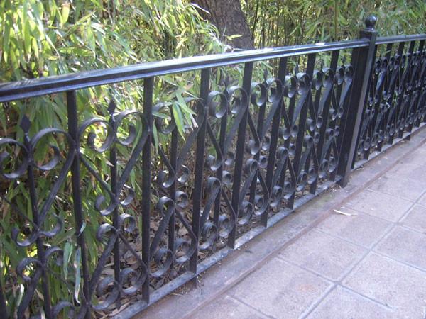 供应昆明铁艺栏杆围墙栏杆价格、小区围栏