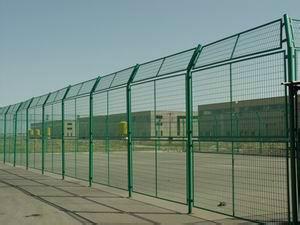 供应球场围网，体育场地上用来圈地的铁丝网围栏