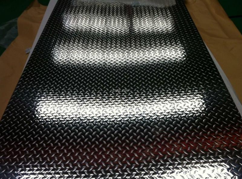 南山铝业供应3003花纹板3mm车用防滑铝板2mm5mm防锈花纹板