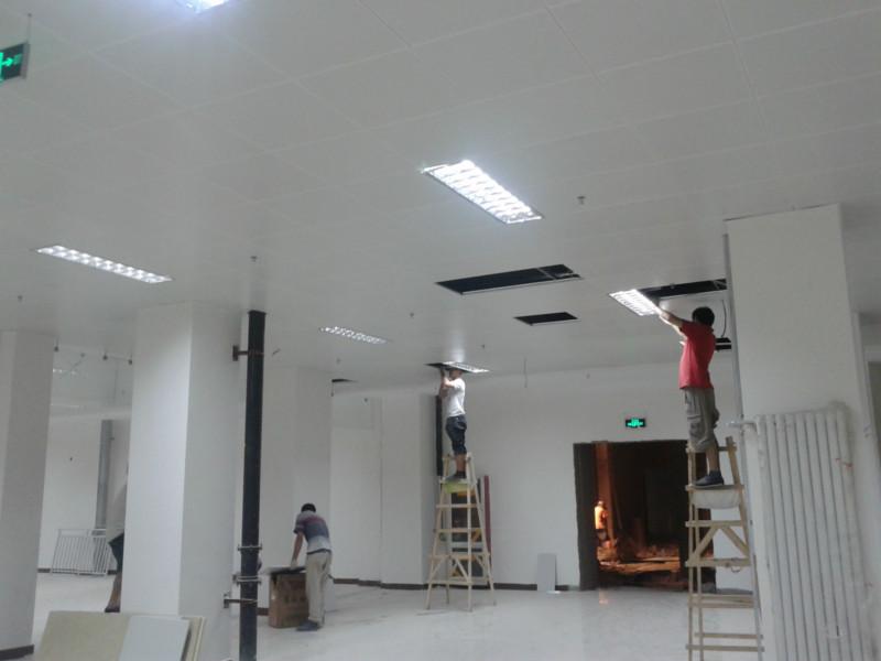 供应装饰施工材料吊顶铝天花板，厂家生产铝扣板