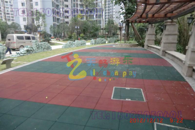 供应重庆最好的运动防摔安全地垫￠潼南县幼儿园彩色塑胶地面￠重庆地垫厂