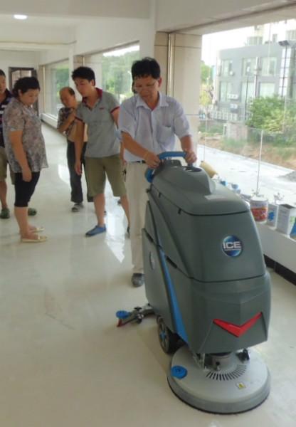 供应武汉物业保洁用国邦电瓶式洗地机