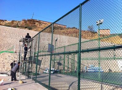 供应天津网球场围网厂家，济南网球场围网安装，济南球场灯杆图片