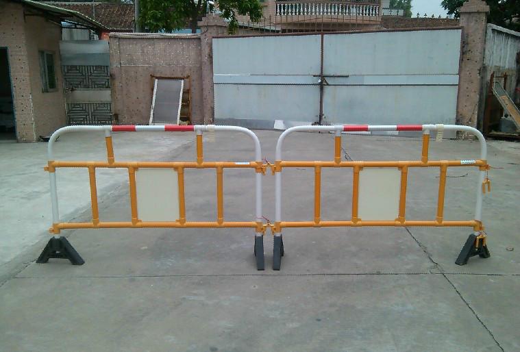 东莞市移动护栏隔离栏厂家供应移动护栏隔离栏 塑料护栏  铁马  交通设施