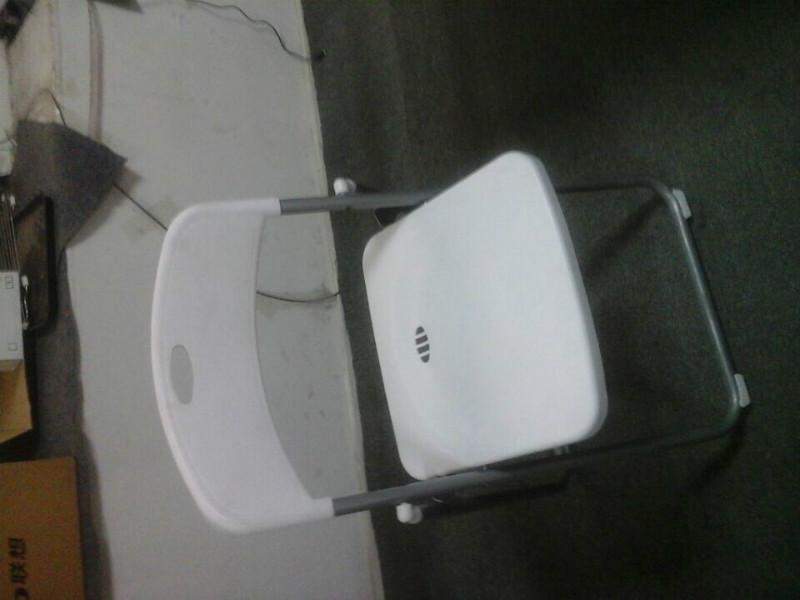 供应户外活动塑料折叠椅 展位白色灰色蓝色折叠椅子 室内记者发布会折叠椅