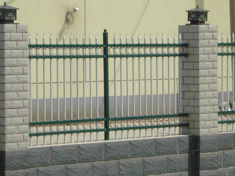 供应锌钢护栏别墅防盗围墙栅栏蓝色铁栏，1.5米高浸塑铁围栏、3米/套