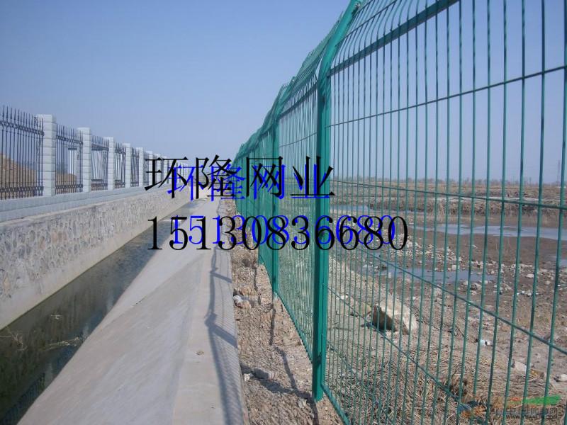 供应用于铁丝网的公路护栏网 高速护栏 道路隔离网