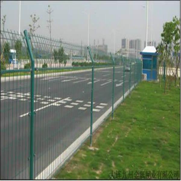 供应高速公路护栏网双边丝框架护栏网，西南地区最大的护栏网生产厂家