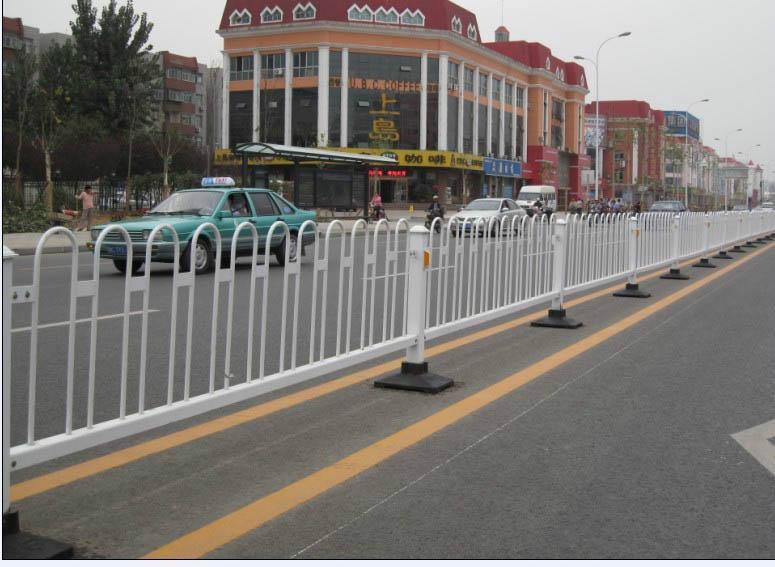 供应重庆市政交通隔离带道路围栏锌钢护栏