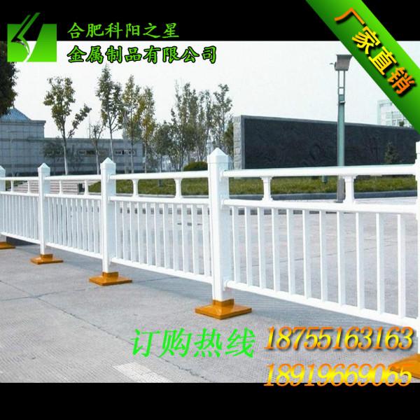 供应安徽市政道路中央护栏锌钢隔离栏道路交通护栏锌钢护栏